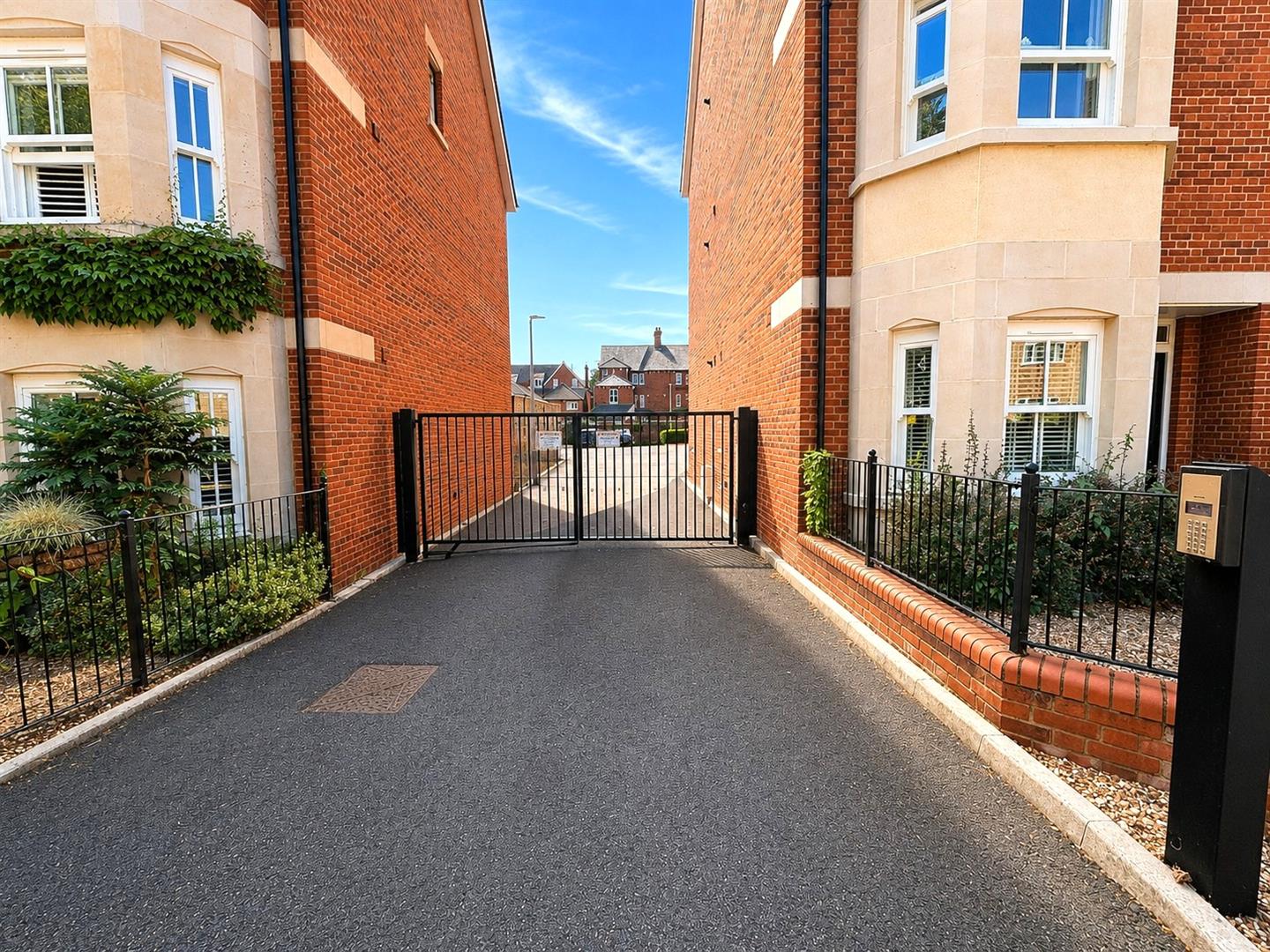 30 Warwick Avenue, Bedford